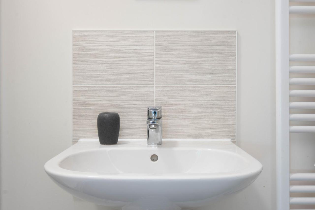 Beautiful And Comfortable Home Away From Home With Free Parking, Fast Wifi And White Crisp Hotel Standard Linen Hosted By Our Home Short Stays ノーザンプトン エクステリア 写真