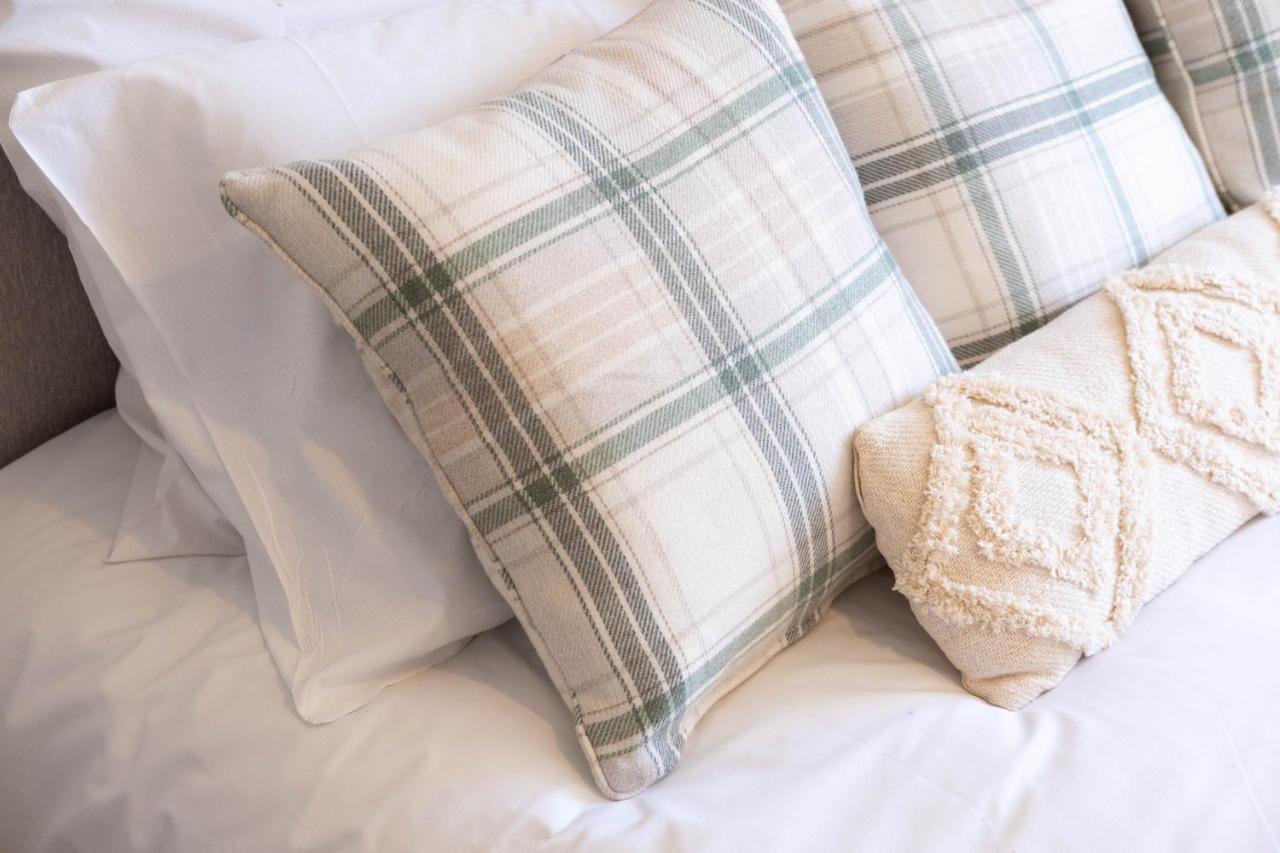 Beautiful And Comfortable Home Away From Home With Free Parking, Fast Wifi And White Crisp Hotel Standard Linen Hosted By Our Home Short Stays ノーザンプトン エクステリア 写真