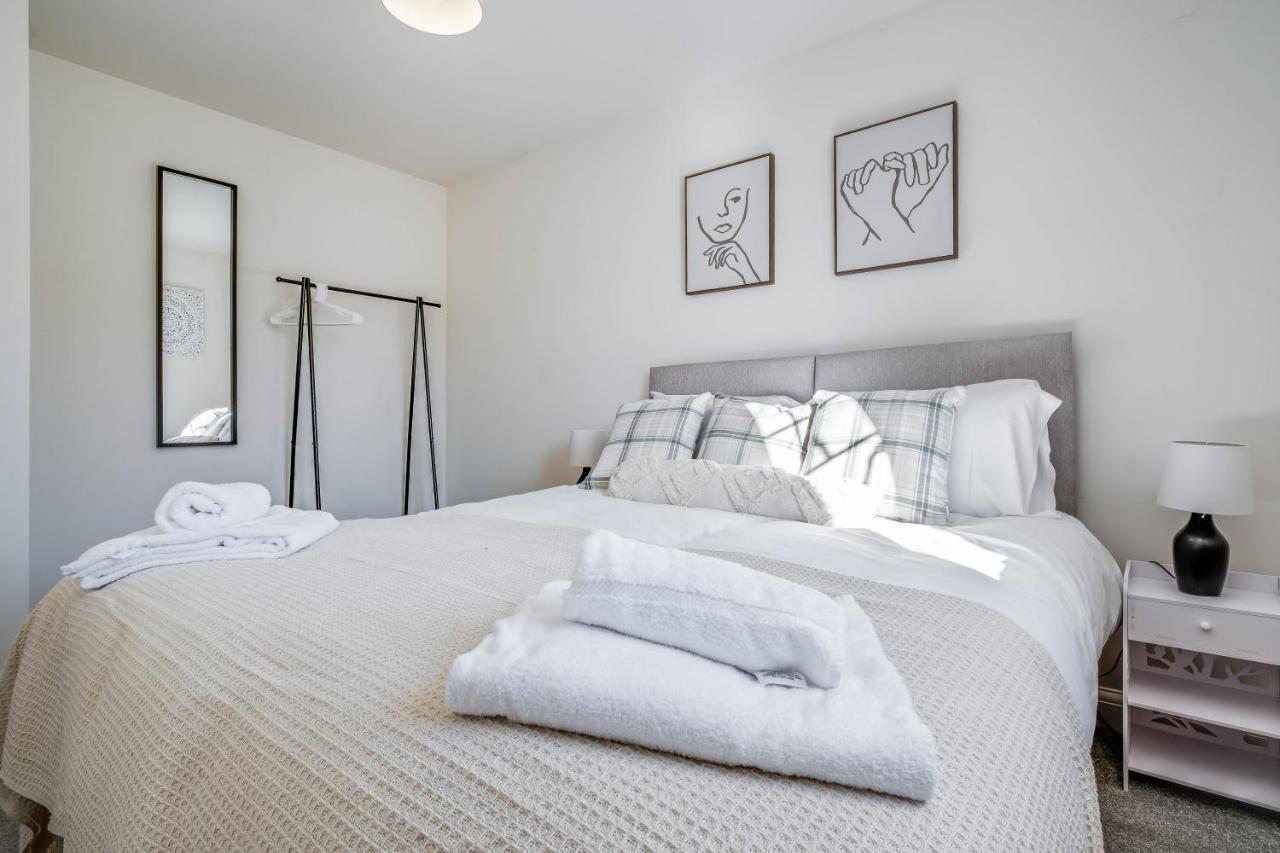 Beautiful And Comfortable Home Away From Home With Free Parking, Fast Wifi And White Crisp Hotel Standard Linen Hosted By Our Home Short Stays ノーザンプトン エクステリア 写真