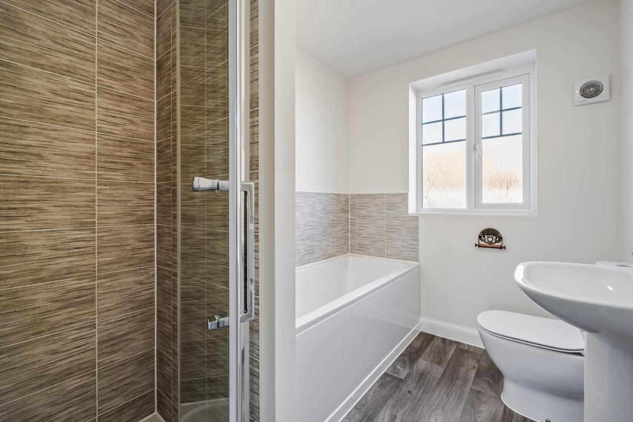 Beautiful And Comfortable Home Away From Home With Free Parking, Fast Wifi And White Crisp Hotel Standard Linen Hosted By Our Home Short Stays ノーザンプトン エクステリア 写真